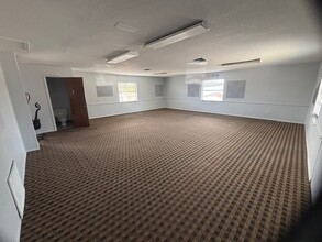 3617 Commercial Way, Spring Hill, FL à louer Photo intérieure- Image 2 de 9