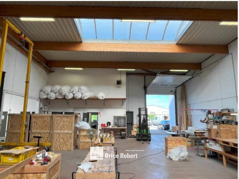 Flex in Decines Charpieu for lease - Interior Photo - Image 3 of 8