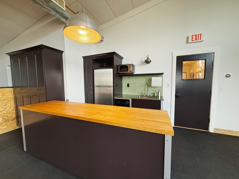 4231 N Interstate Ave, Portland, OR for lease - Building Photo - Image 3 of 4