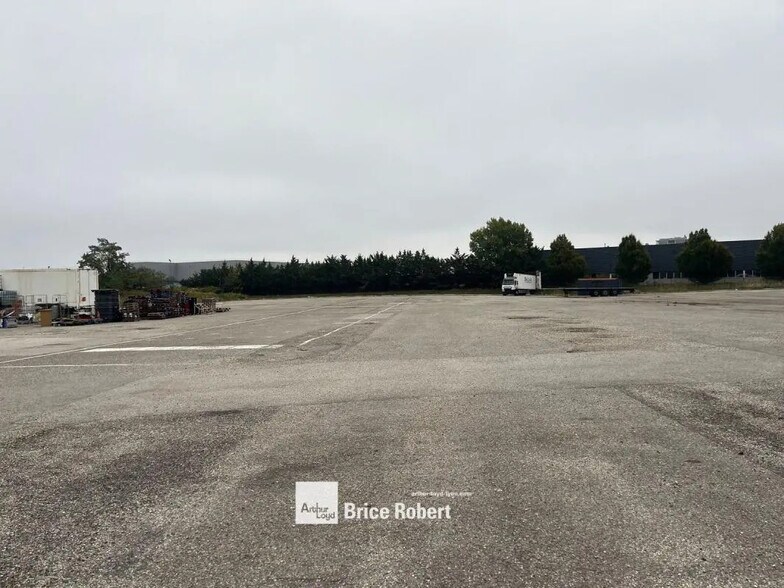 6 Rue De Lombardie, Saint-Priest à louer - Photo du bâtiment - Image 2 de 5