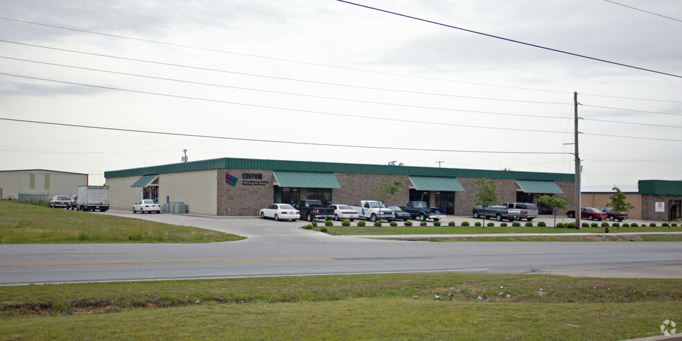 901-905 S 9th St, Broken Arrow, OK for lease - Building Photo - Image 1 of 7