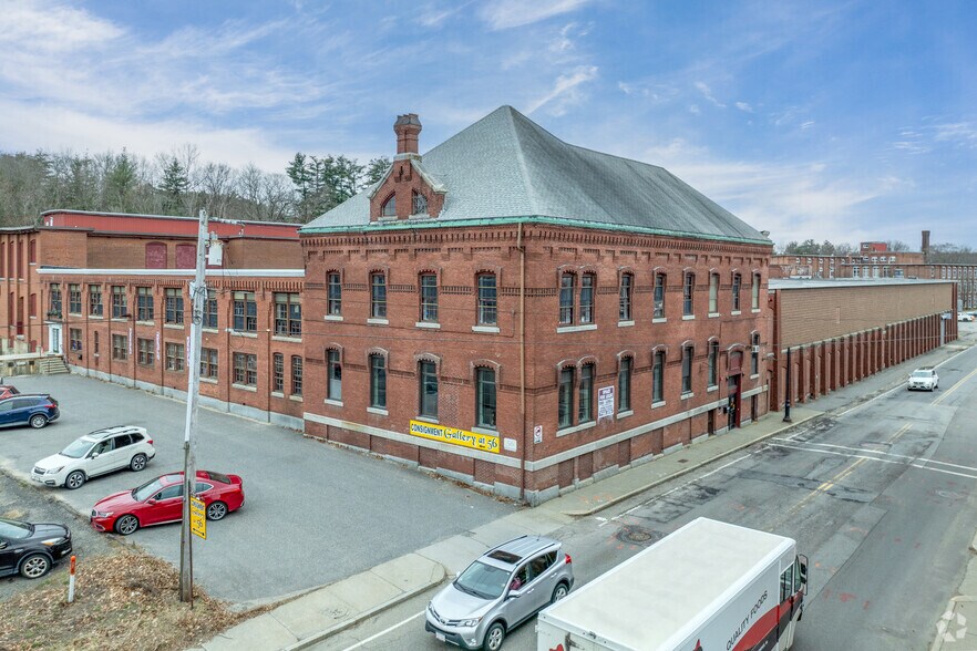 56 Sterling St, Clinton, MA à louer - Photo principale - Image 1 de 40