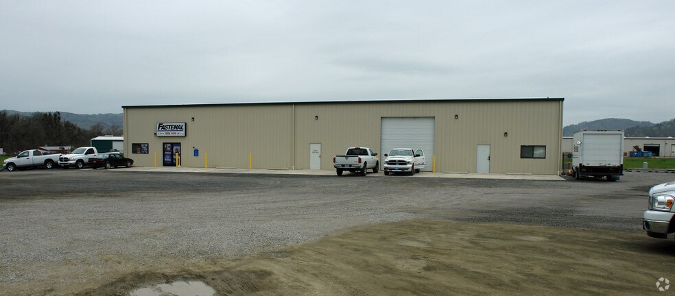 239 Industrial Dr, Roseburg, OR for lease - Building Photo - Image 2 of 9