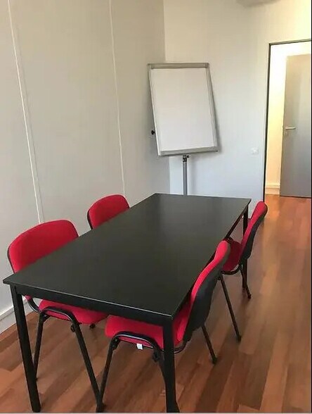 Office in Saint-Ouen-Sur-Seine for lease - Building Photo - Image 2 of 9