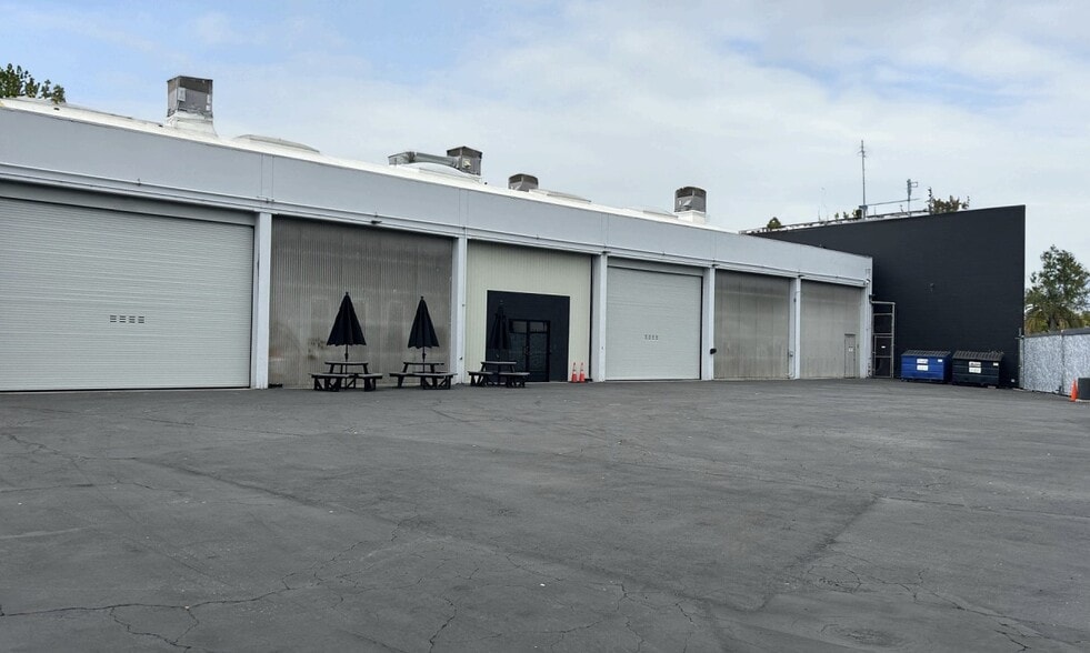 The Venice Collection portfolio of 5 properties for sale on LoopNet.ca - Building Photo - Image 2 of 9