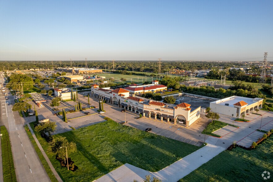1600 W League City Pky, League City, TX à louer - Aérien - Image 1 de 9