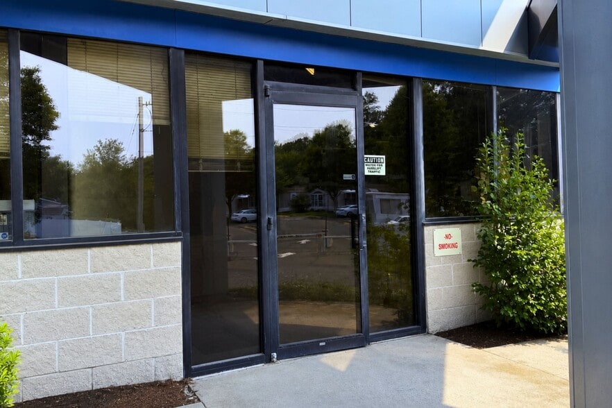 200 Cascade Blvd, Milford, CT for lease - Building Photo - Image 3 of 9