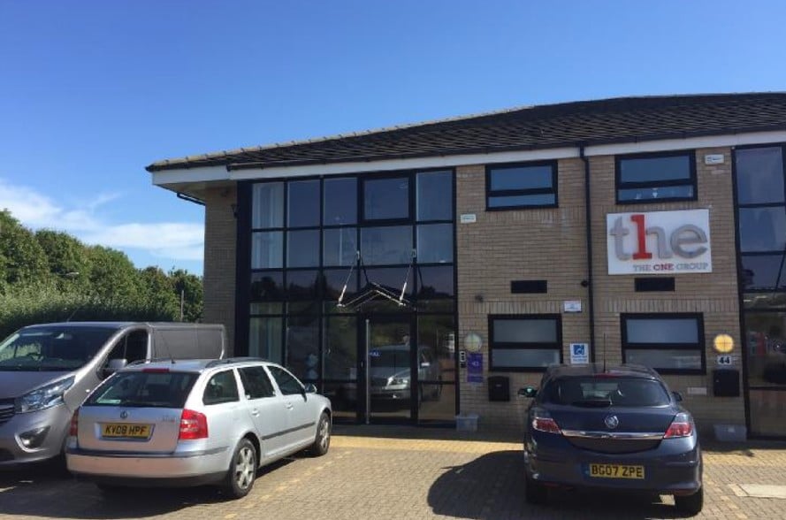 43-44 Commerce Rd, Peterborough for lease - Building Photo - Image 3 of 6