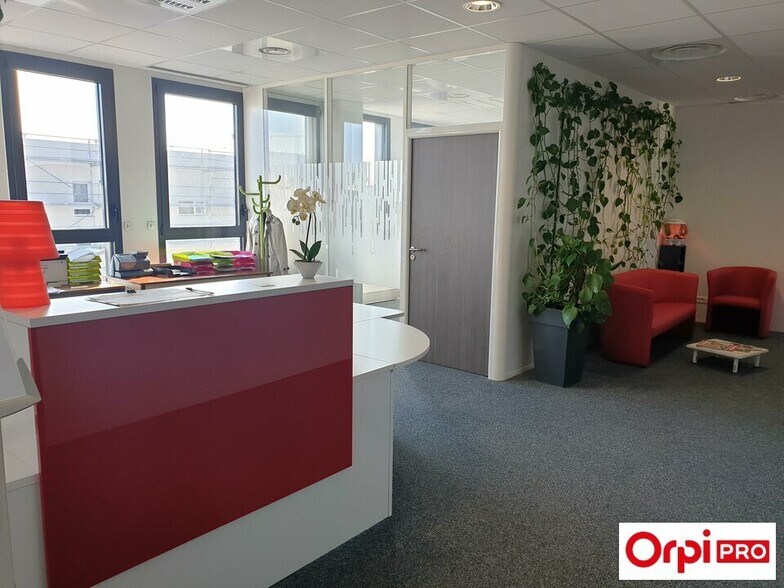 Office in Vaulx-en-Velin for lease - Interior Photo - Image 1 of 11