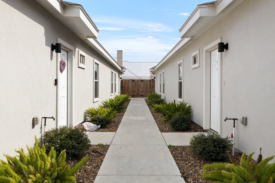 904 N Kentucky St, Alton, TX à vendre - Photo du bâtiment - Image 2 de 16