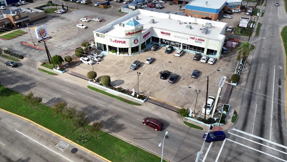 11900 Bellaire Blvd, Houston, TX à louer - Vidéo sur l’inscription commerciale - Image 2 de 8