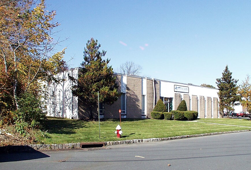 341 Kaplan Dr, Fairfield, NJ à louer - Photo du bâtiment - Image 2 de 9