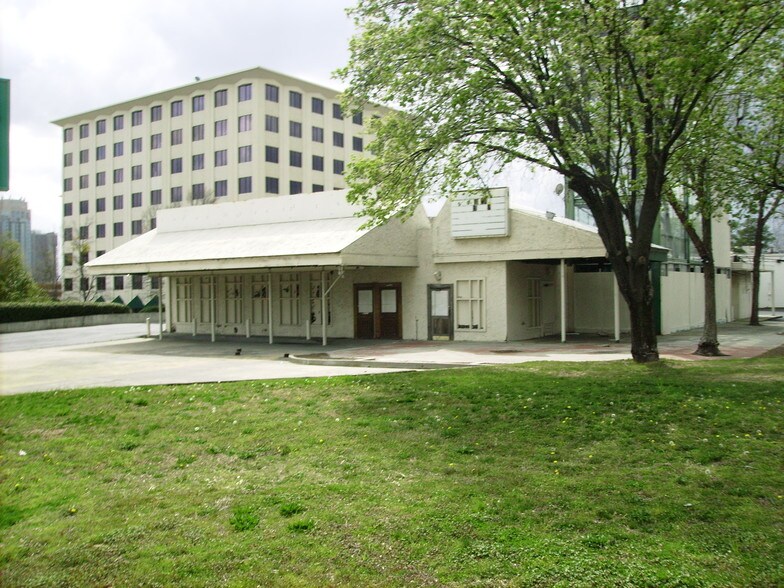 3002 Peachtree Rd, Atlanta, GA à louer - Photo du bâtiment - Image 2 de 3