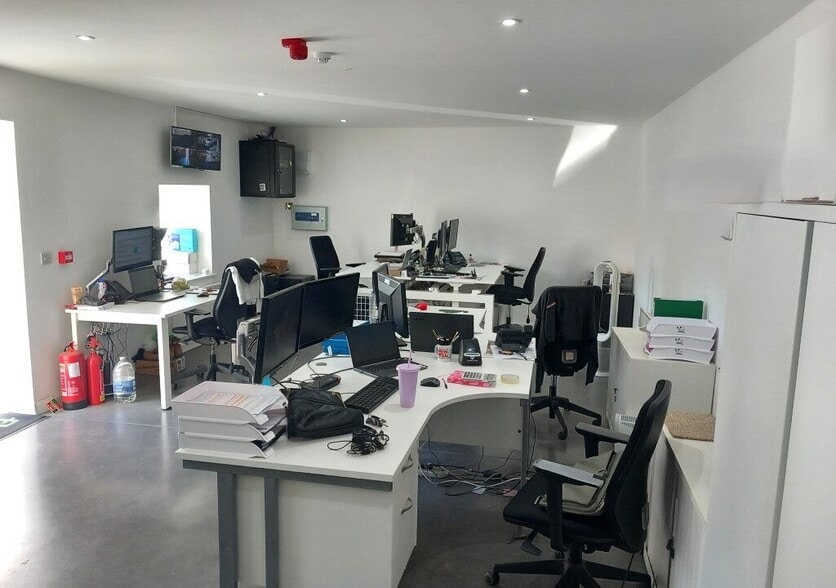 Busbridge Rd, Loose for lease - Interior Photo - Image 2 of 3