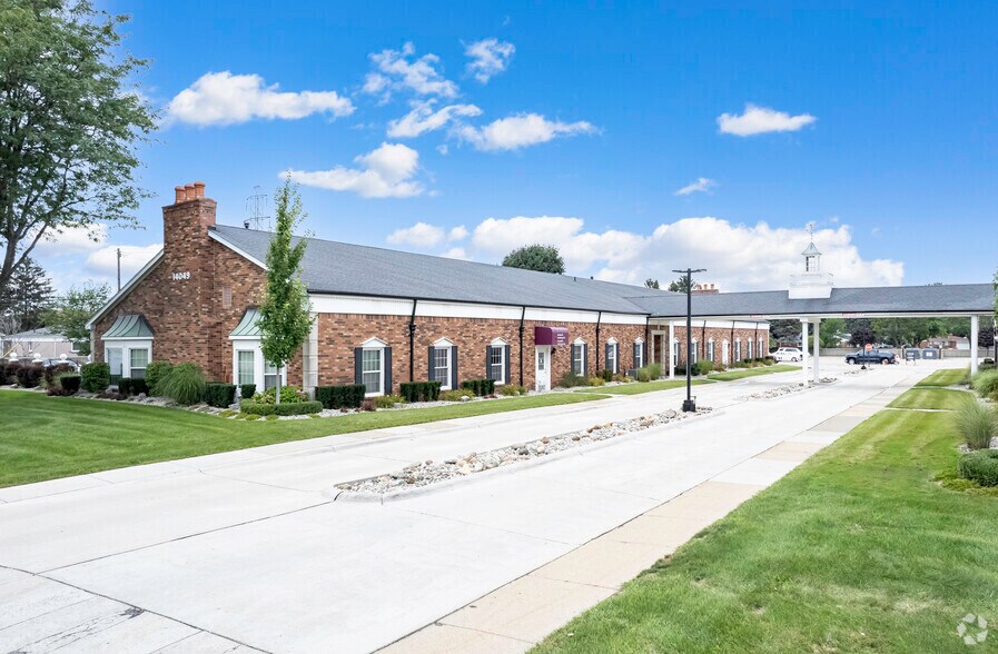 14049-14061 E 13 Mile Rd, Warren, MI à louer - Photo du bâtiment - Image 2 de 6