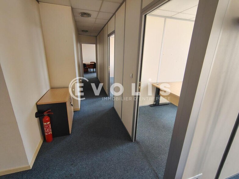 Office in Bondy for lease - Interior Photo - Image 2 of 8
