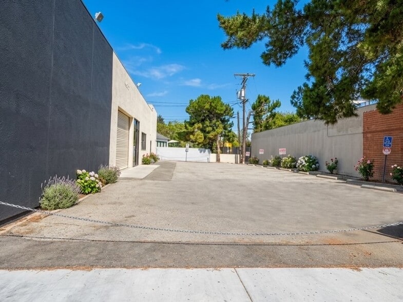 8466 Melrose Ave, West Hollywood, CA for lease - Building Photo - Image 3 of 3