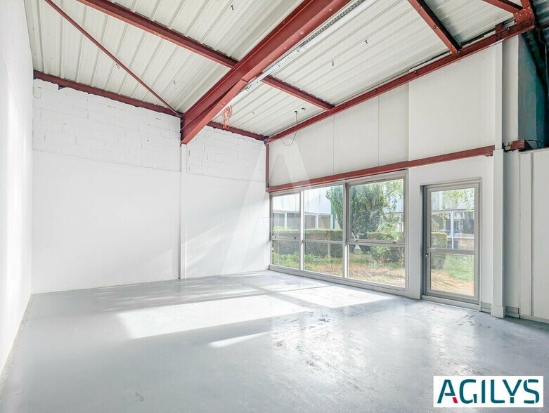 Flex in for lease - Interior Photo - Image 3 of 12