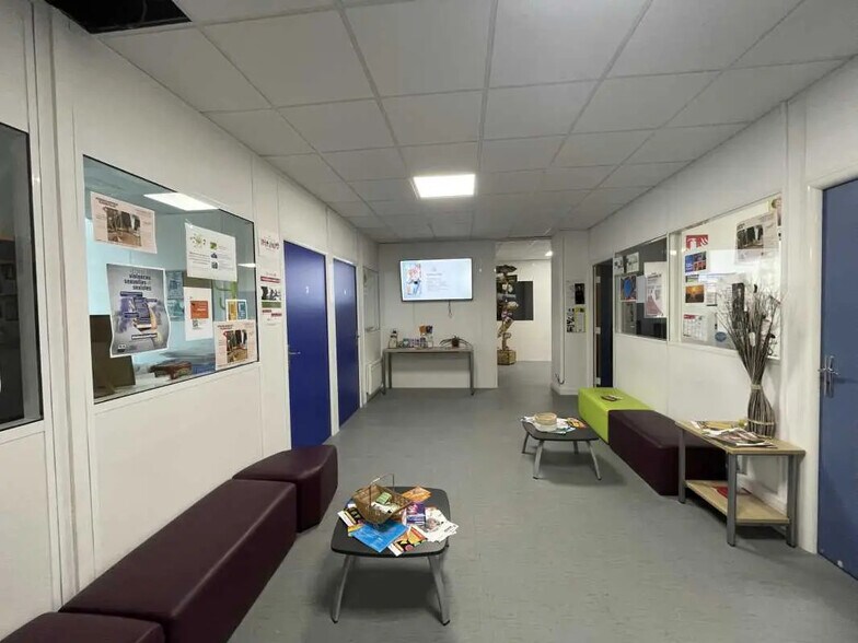 Office in Pantin for lease - Lobby - Image 3 of 15