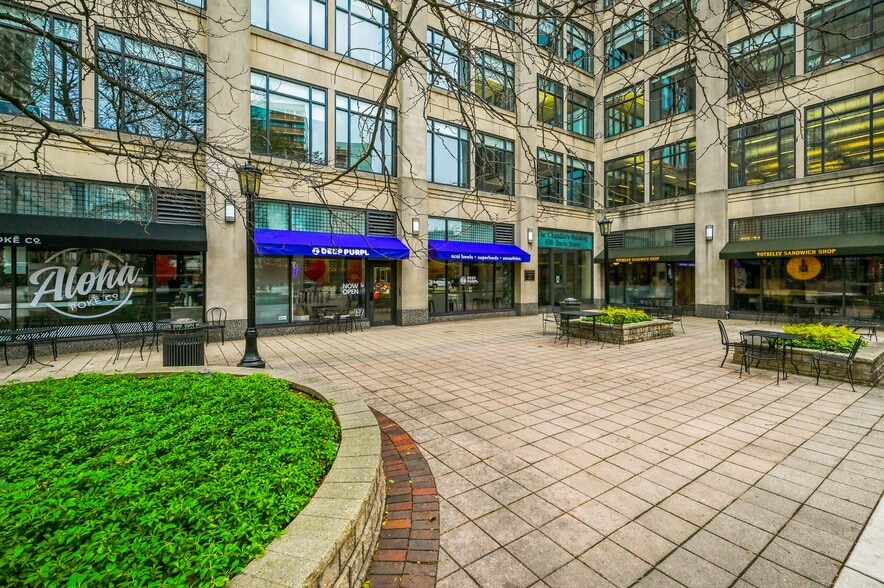 630 Davis St, Evanston, IL for lease - Building Photo - Image 3 of 5