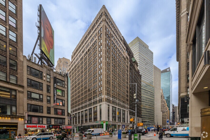 1375 Broadway, New York, NY à louer - Photo du bâtiment - Image 2 de 8