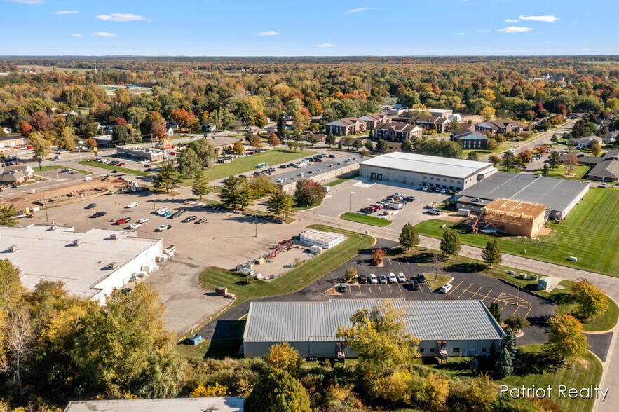 75 Applewood Dr, Sparta, MI à vendre - Aérien - Image 3 de 34