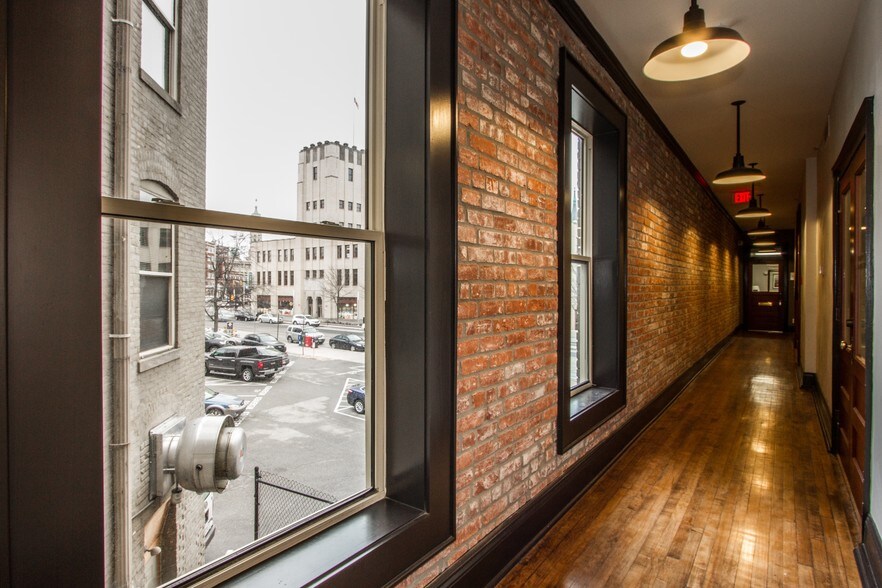 345 Massachusetts Ave, Indianapolis, IN à louer - Photo du bâtiment - Image 2 de 6