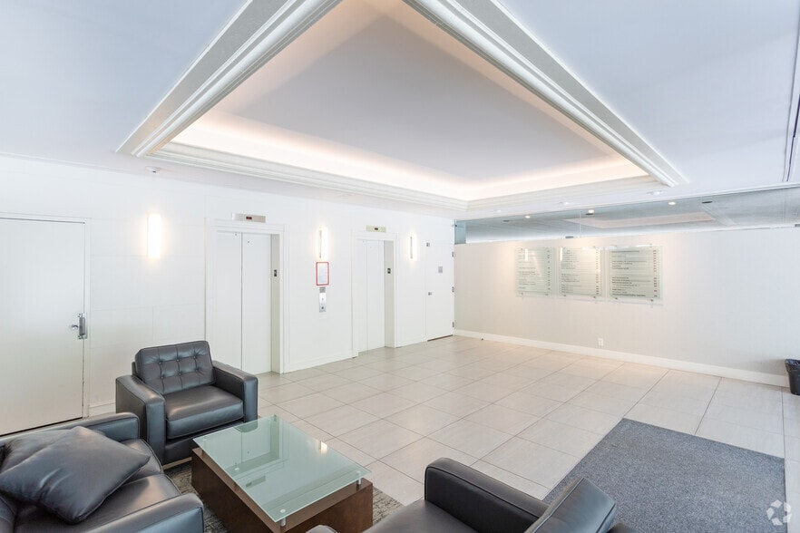 545 Clyde Ave, West Vancouver, BC à louer - Hall d’entrée - Image 3 de 8