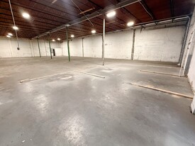 Only 1 Bay Available- 5,000 SF - Entrepôt