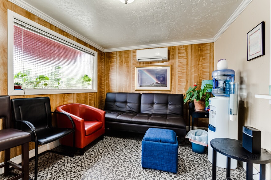 502 E Whiteaker Ave, Cottage Grove, OR for sale - Interior Photo - Image 3 of 12