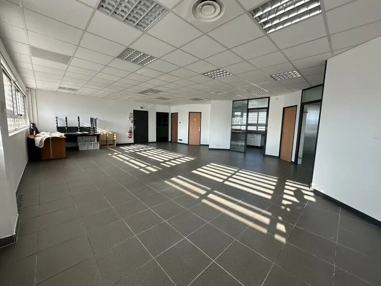 Office in Nîmes for lease - Interior Photo - Image 3 of 10