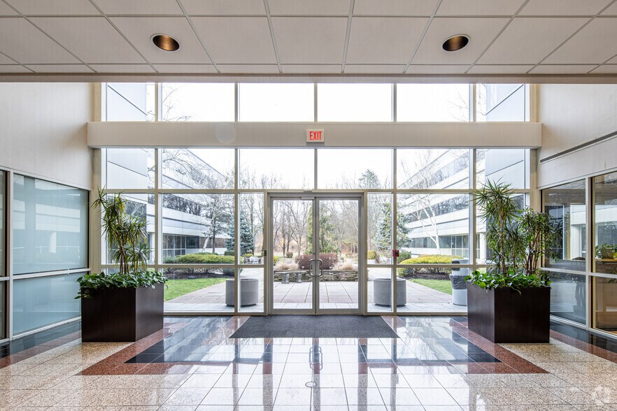 106 Allen Rd, Basking Ridge, NJ à louer - Hall d’entrée - Image 2 de 16