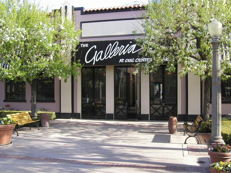 2405 Capitol St, Fresno, CA à louer - Photo du bâtiment - Image 1 de 7