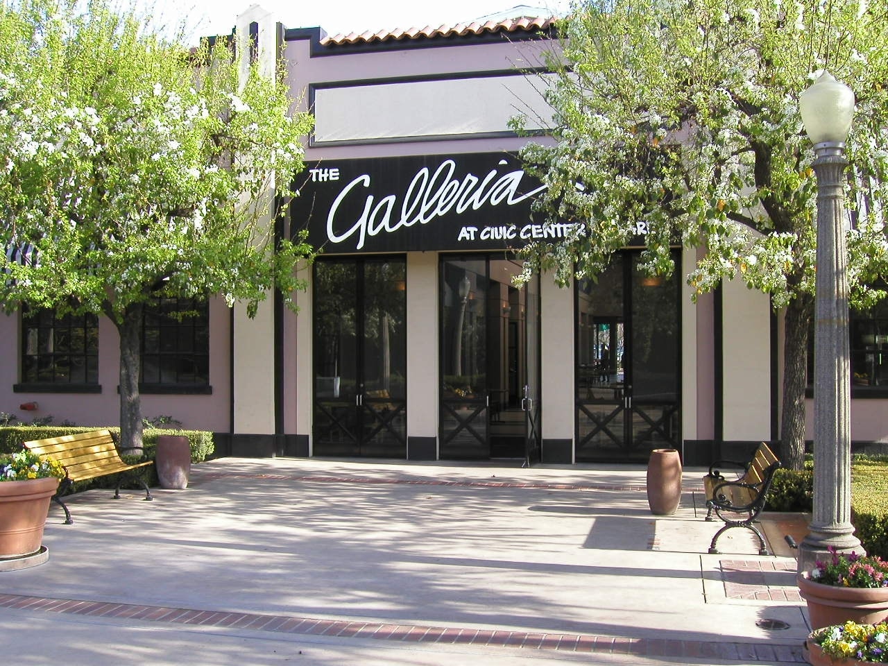 2405 Capitol St, Fresno, CA à louer Photo du bâtiment- Image 1 de 8