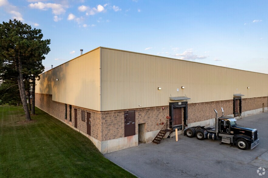 1725 McPherson Ct, Pickering, ON à louer - Photo du bâtiment - Image 2 de 4
