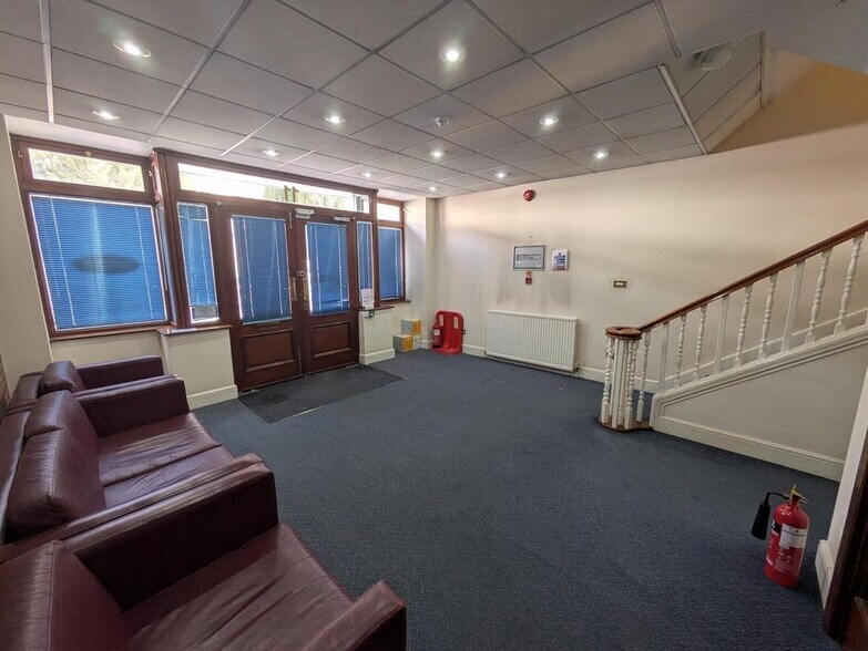 9-15 Windsor St, Chertsey à louer - Photo du bâtiment - Image 3 de 12