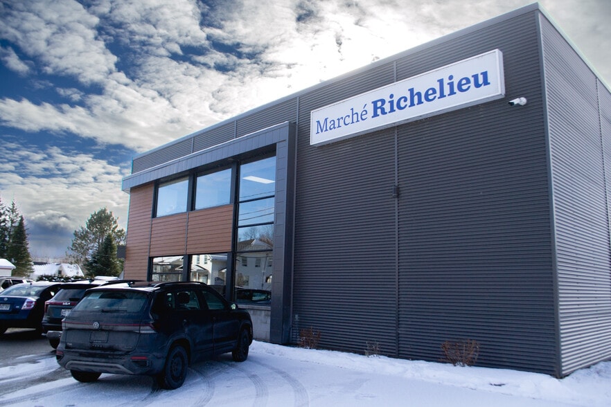 451 Rue Principale, Pohénégamook, QC à vendre - Photo du bâtiment - Image 2 de 10