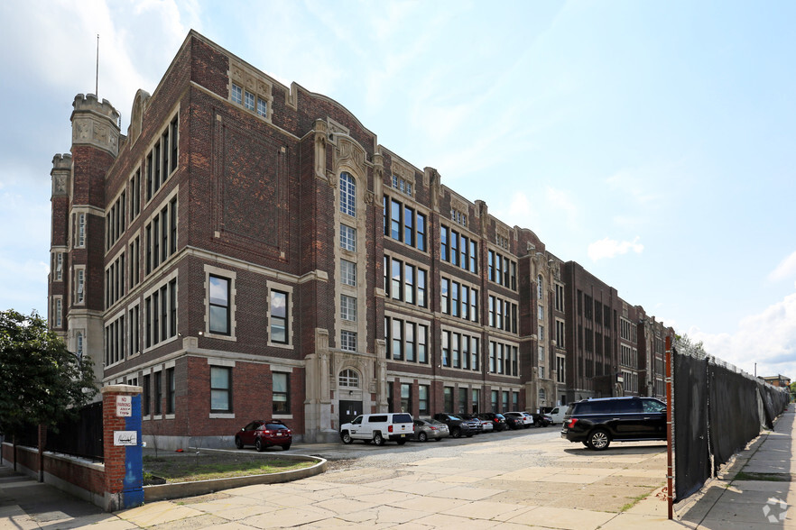 220 S 47th St, Philadelphia, PA for lease - Primary Photo - Image 1 of 22