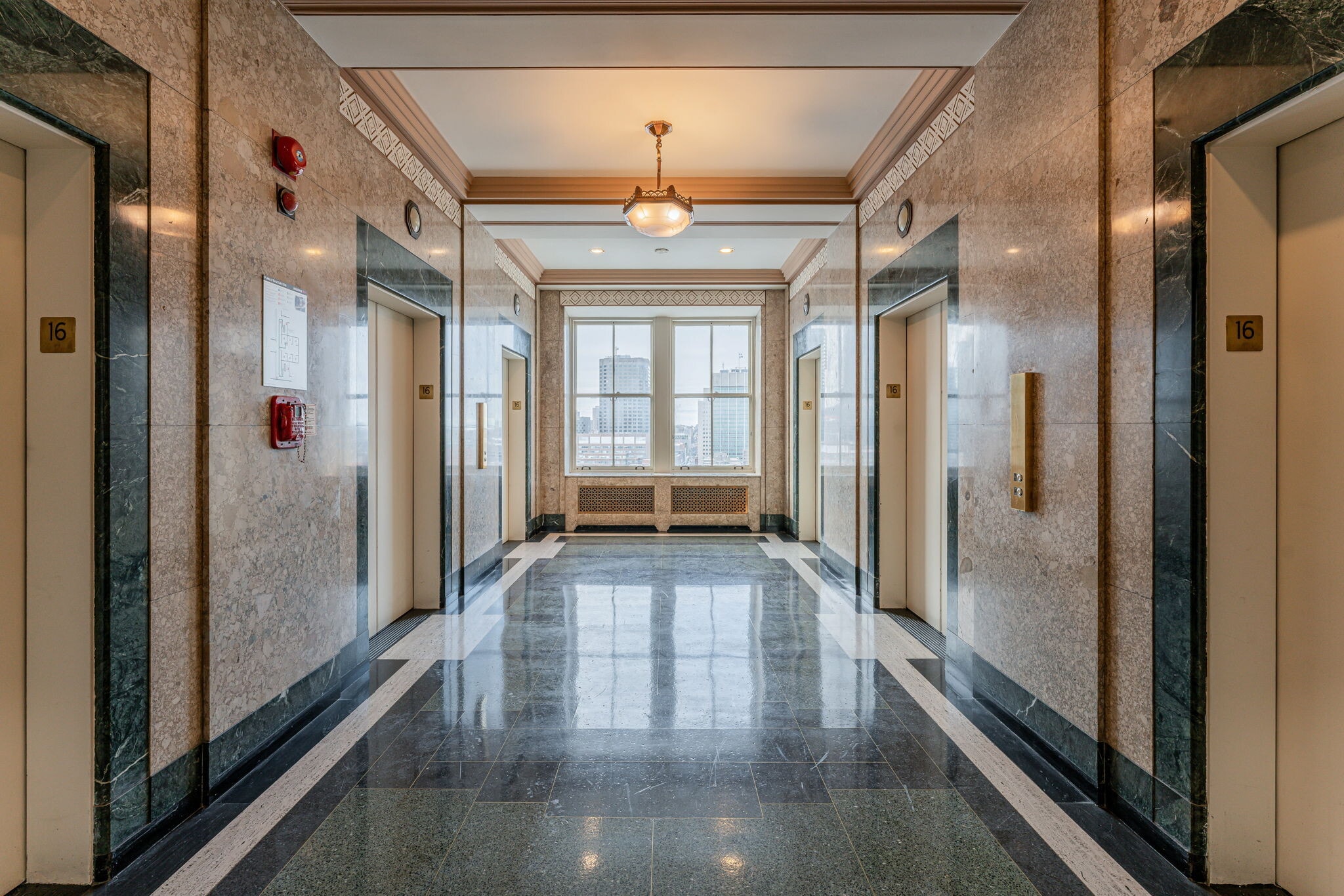 501-507 Pl d'Armes, Montréal, QC à louer Photo du bâtiment- Image 1 de 5