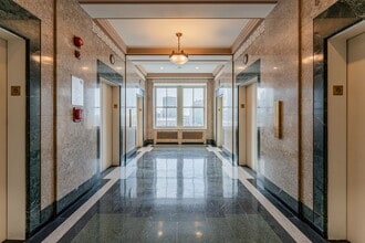 501-507 Pl d'Armes, Montréal, QC à louer Photo du bâtiment- Image 1 de 5