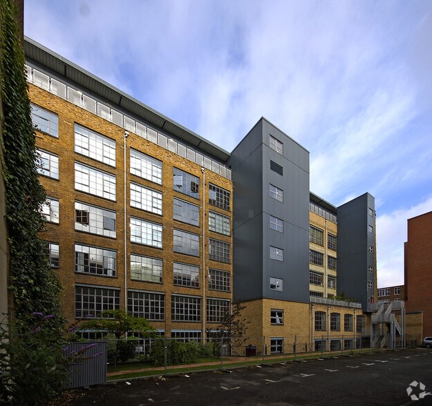 7 Shepherdess Pl, Londres à louer - Photo du bâtiment - Image 2 de 5