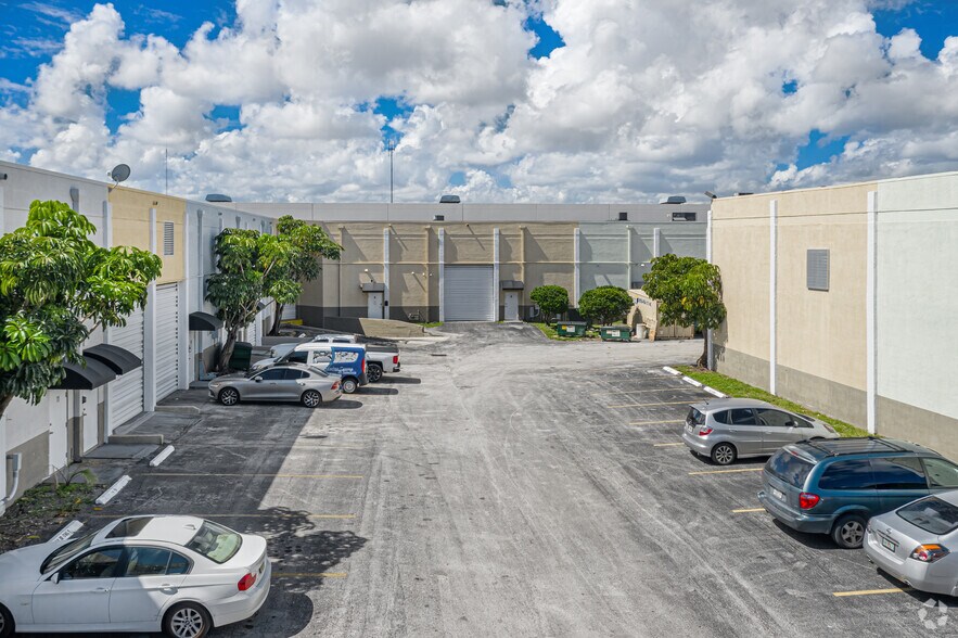 1975-1981 S Park Rd, Hallandale, FL for lease - Building Photo - Image 3 of 16