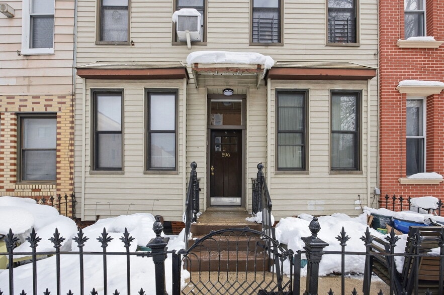 596 Humboldt St, Brooklyn, NY for sale - Primary Photo - Image 1 of 20