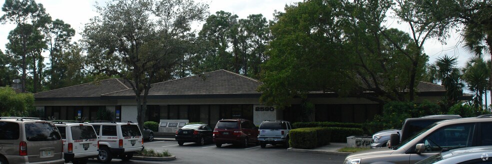 2590 Golden Gate Pky, Naples, FL à louer - Photo du bâtiment - Image 2 de 3