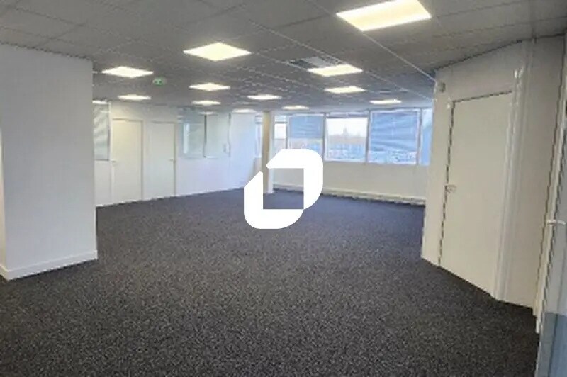 Office in Vélizy-Villacoublay for lease Building Photo- Image 1 of 11