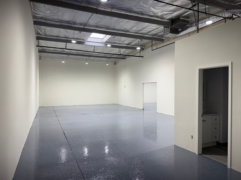 7020 Hayvenhurst Ave, Van Nuys, CA à louer - Photo du bâtiment - Image 3 de 8