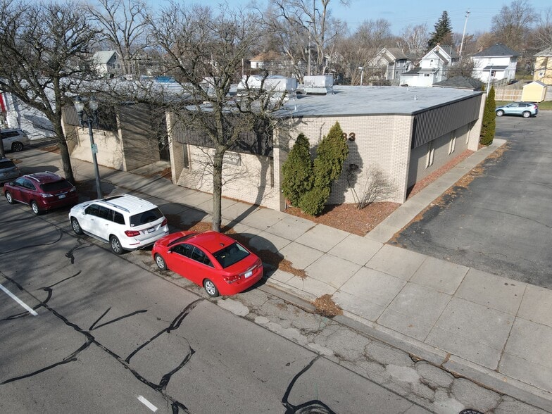 1433 E Michigan Ave, Lansing, MI for lease - Primary Photo - Image 1 of 2