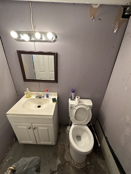 5042 Memory Hill Dr, Charleston, WV for sale - Interior Photo - Image 3 of 8