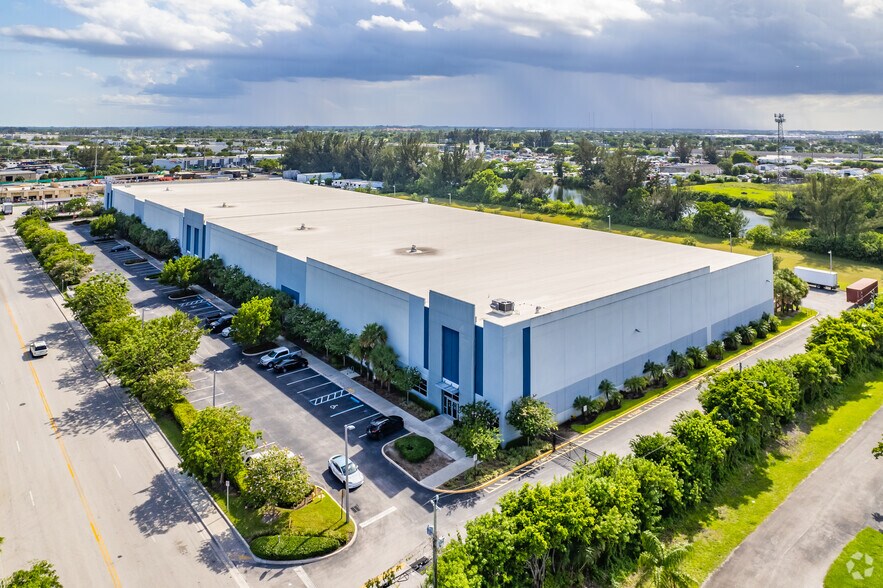 3501 Burris Rd, Davie, FL à louer - Photo du bâtiment - Image 3 de 13