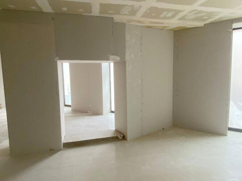 Retail in Saint-Germain-en-Laye for lease - Interior Photo - Image 3 of 5